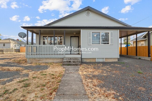 Updated Three Bedroom Home in Molalla w/ H... - Updated Three Bedroom Home in Molalla w/ H...
