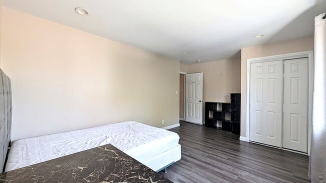 Photo - 1299 W 37th Dr Unidad 3
