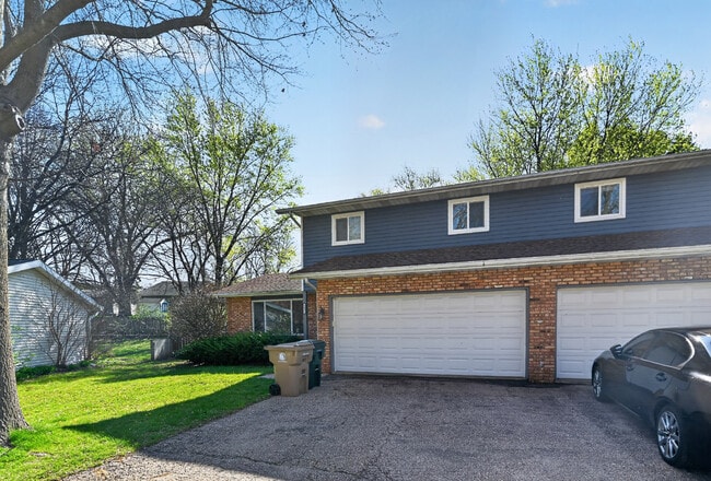 Building Photo - 3051 Greenway Trl