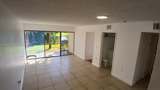 Building Photo - 1562 Lake Crystal Dr Unit C