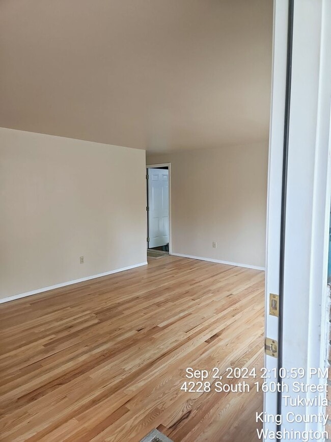 Photo - Tukwila/SeaTac daylight rambler - large home for rent - 4 bedrooms 2 bathrooms with 2 kitchens - ...