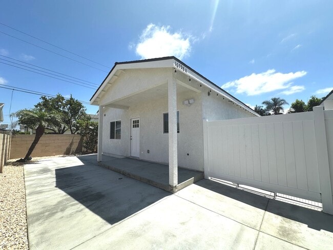 Building Photo - Willow Cir Unit A Rental