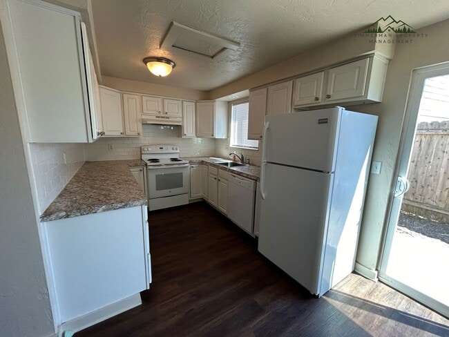 Photo - 953-955 N Cloverleaf Lp. Unidad 955