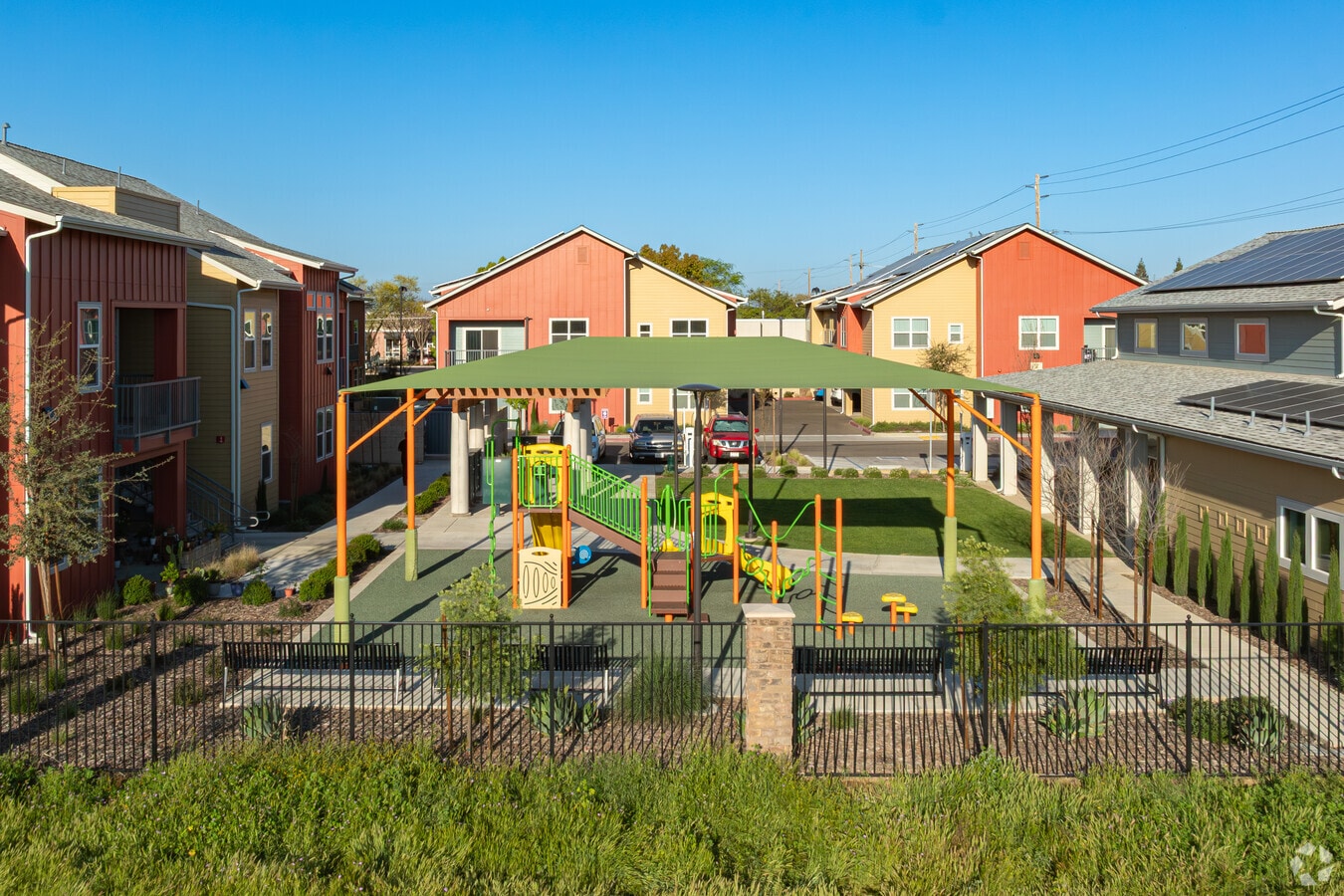 135 E Walnut St - Edificio - Los Arroyos