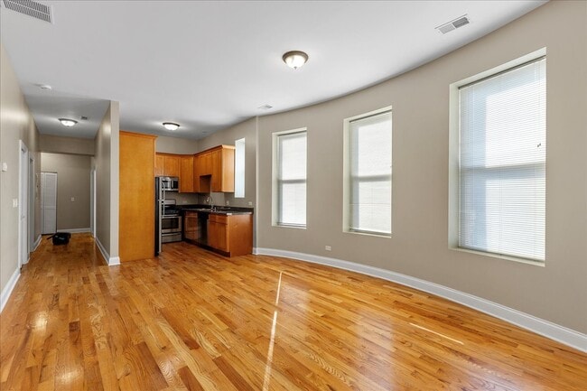 Building Photo - 3927 N Clarendon Ave Unit 1R