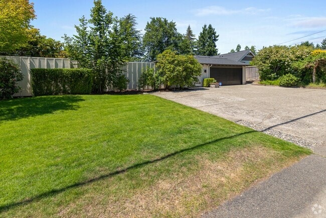 Building Photo - 3 bedroom 2 bath Rental