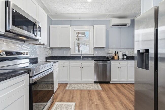 Building Photo - 8 Weston St Unit 2