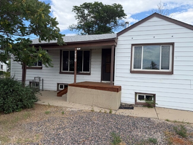 Building Photo - "Charming 2-Bedroom Upstairs of Duplex Ret... Rental