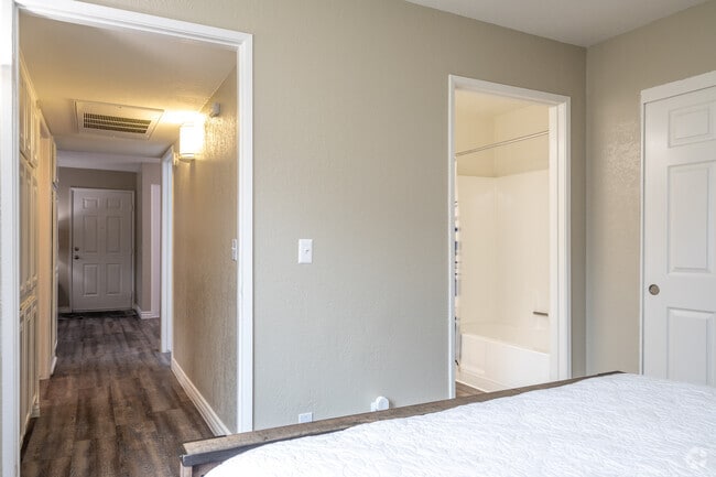 2BR, 2BA - 810SF