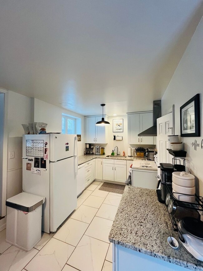 Building Photo - Beautifully Remodeled 2BR home in great neighborhood (Guilderland Schools) Unit 21 The Concourse