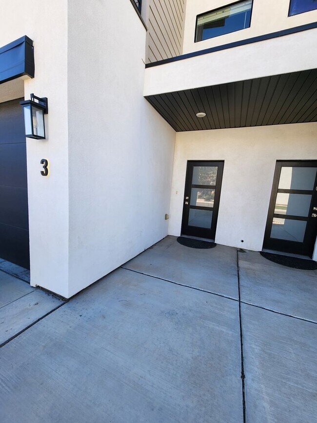 Photo - Modern 3-Bedroom Home with Balcony for Ren...