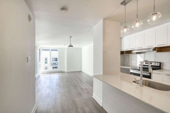 Building Photo - 9675 Av. Papineau Unit 405