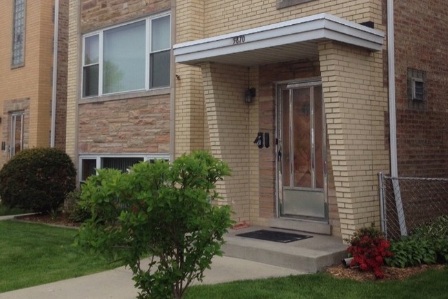 Building - 5870 N Elston Ave Apartments Unit firstfloor