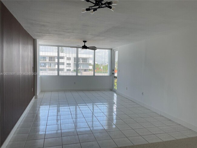 8233 Harding Ave Unidad 408