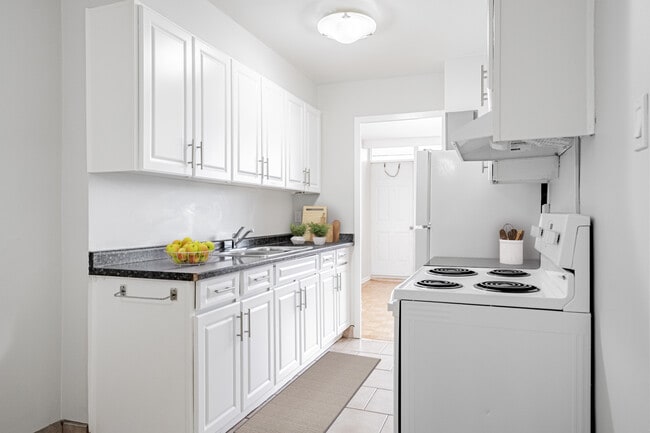 520 Wellington Kitchen - Centennial House