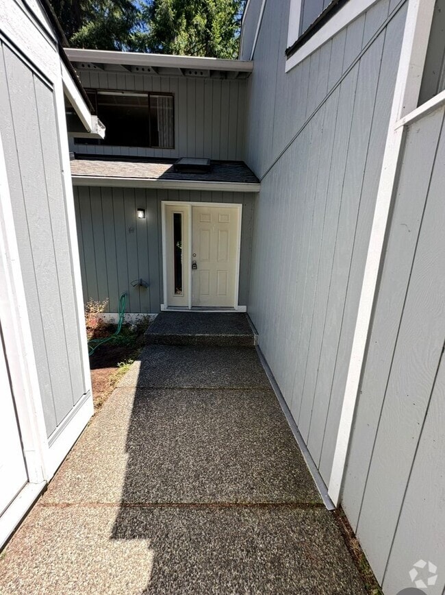 Building Photo - 2 Bed Room 2 Bath 2 Car Garage Rental