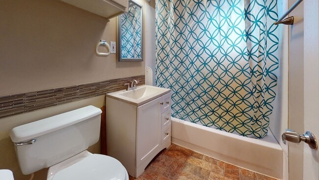 Building Photo - Large Bremerton Duplex Unit Available for ... Rental