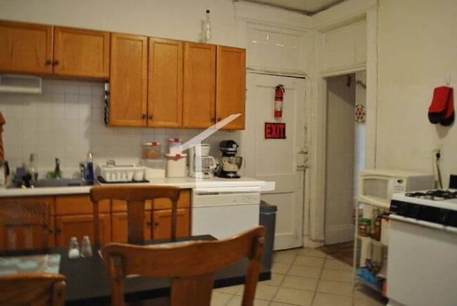 Building Photo - Sunny two bed, Large bedrooms, great kitchen Unit #15