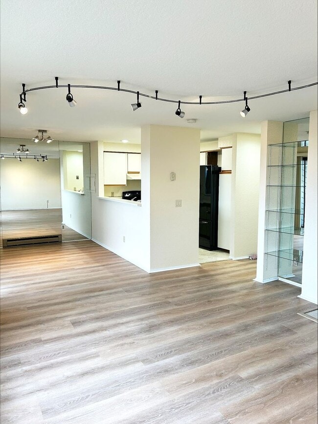 Photo - 2 Bedroom 1.5 Bath Condo Renton - 1 Carpor...