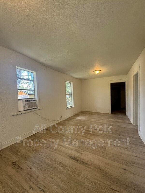 Photo - 721 Emma St