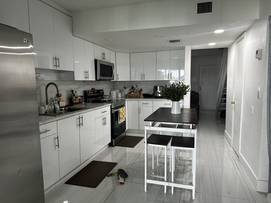 Photo - 5567 W 22nd Ct (Hialeah, FL)