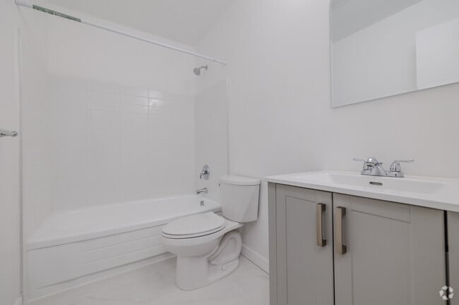 1BR, 1BA - 750 SF - Bathroom - Webster Apartments