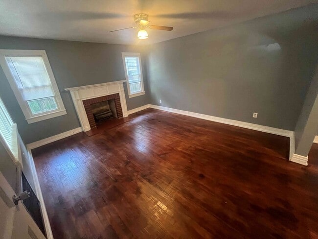 Photo - 817 Moulton St E Unit A