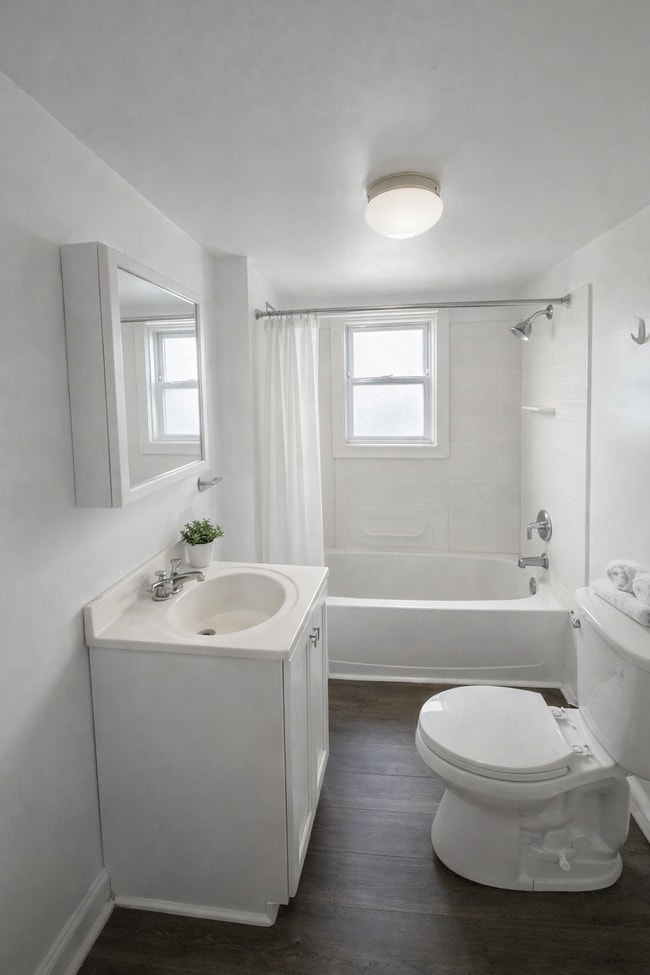 Photo - 831 W 27th St