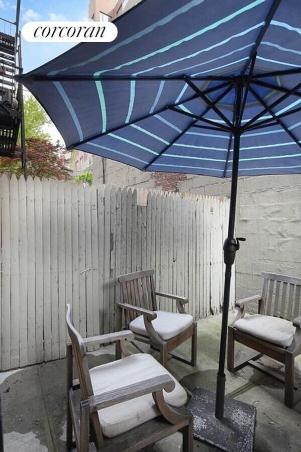 Photo - 256 W 15th St