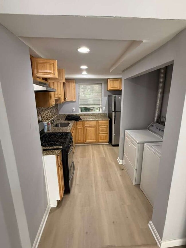Building Photo - Recently Renovated 3 Bed 1.5 Bath Ready To Move In ASAP