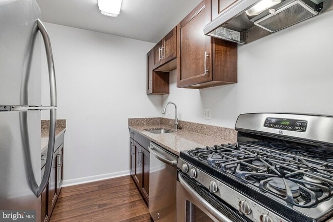 Building Photo - 3515 Washington Blvd Unit 414