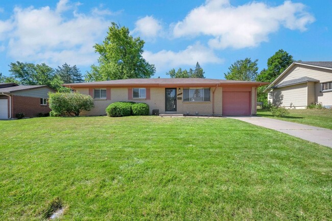 Comfortable 3-bedroom ranch in established... - Comfortable 3-bedroom ranch in established... House