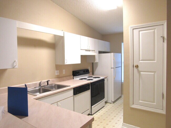 Photo - Lovely 2-Bedroom Home Near UWF & Shopping ...