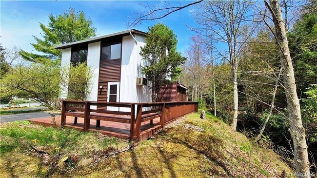 Building Photo - 52 Medallion Rd