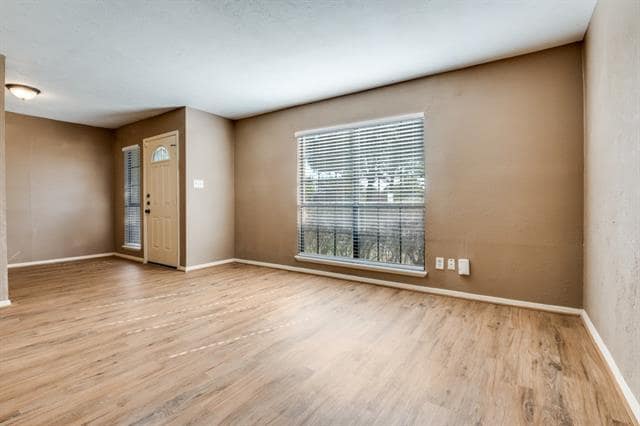 Photo - 801 Wood Glen