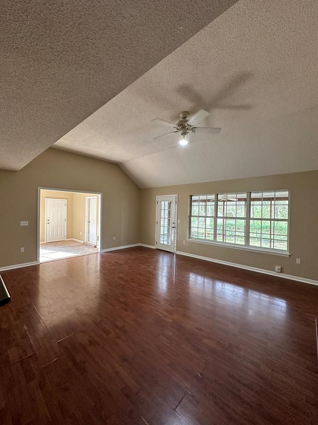 Photo - 910 Crawford Cir