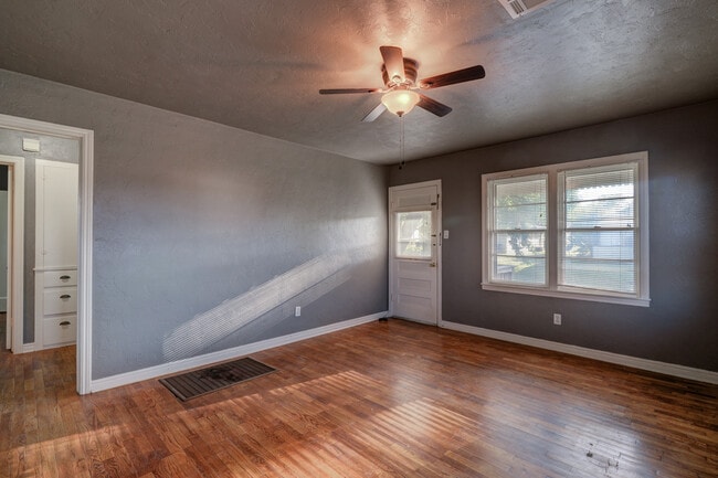 Photo - 823 N Jefferson St