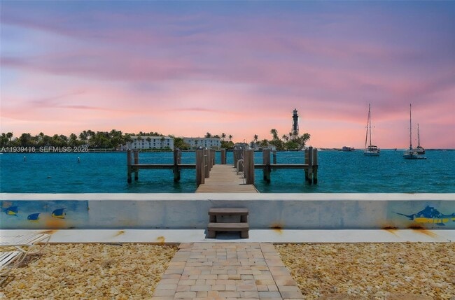 Building Photo - 2508 Bay Dr Unit 23