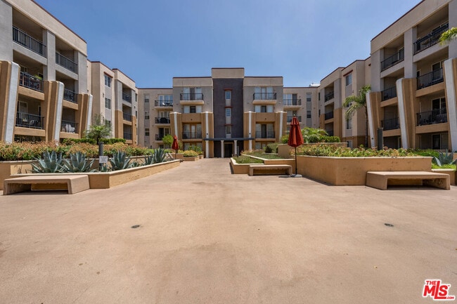 Building Photo - 360 W Ave 26 Unit 107
