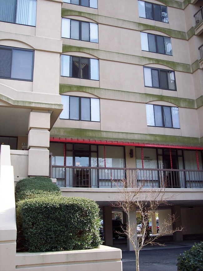 Building Photo - 1600 Park Cir Rental