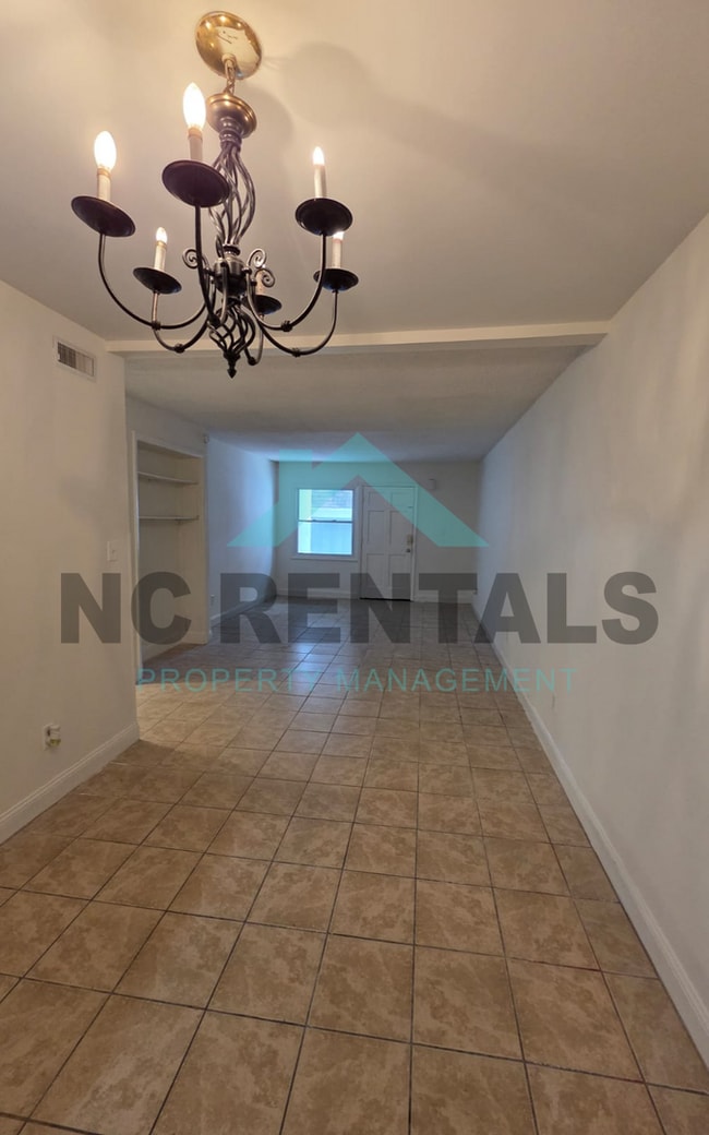 Building Photo - 7000 Longstreet Dr Unit C