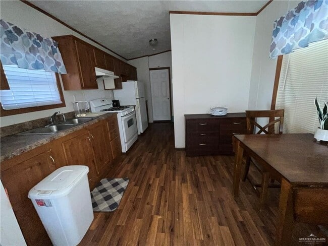6 Lantern Ave