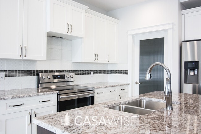 Photo - 8173-222A 222A St NW