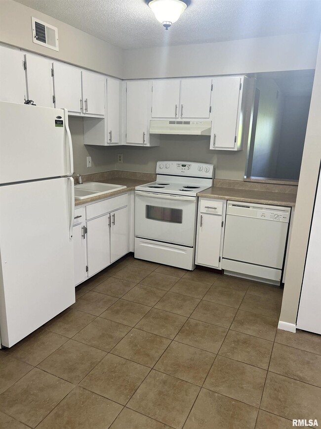 Photo - 2608-2632 W Willowlake Dr