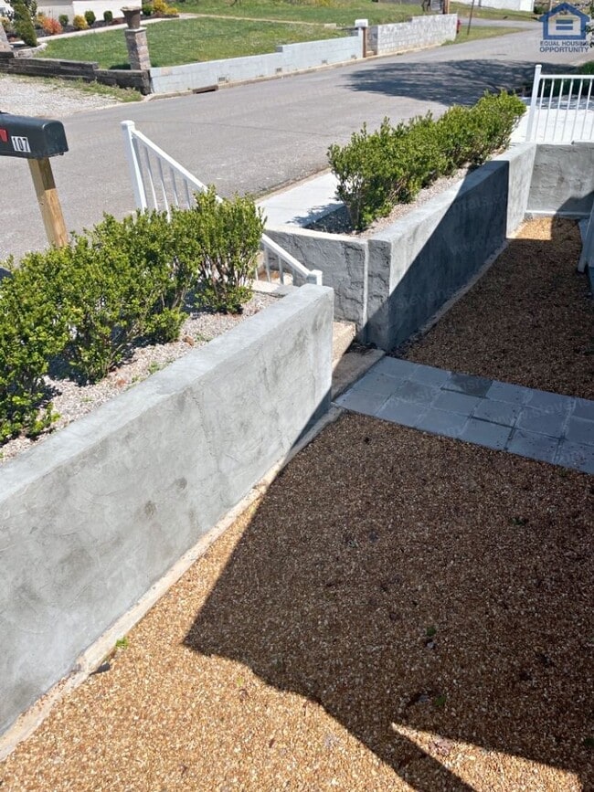 Photo - 107 Walker St