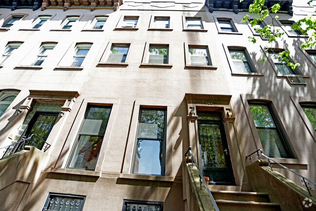 Photo - 433 Clinton Street