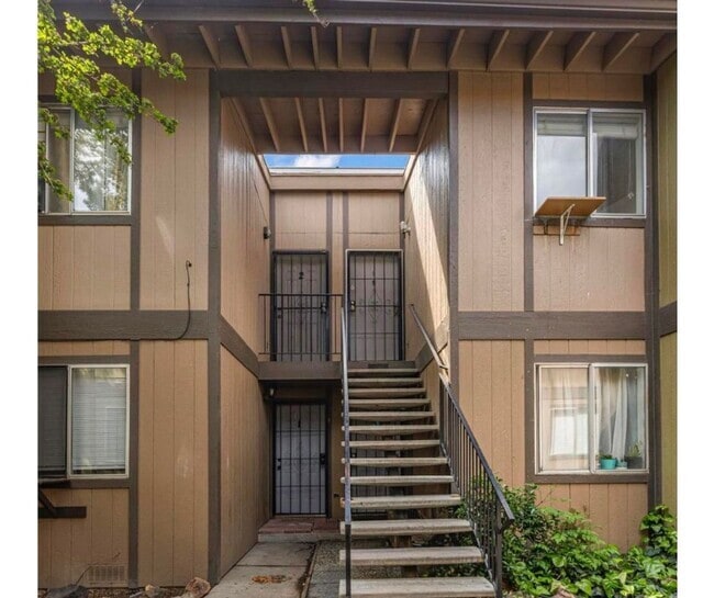 Building Photo - READY NOW! 2 bed / 2 Bath near UNR! Unit 1 Rental