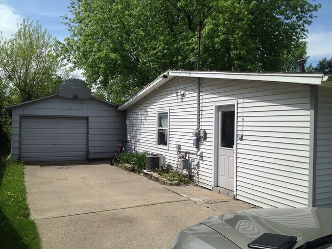 Photo - Very nice 3bed/1bath south side home w/ garage & fenced in back yard