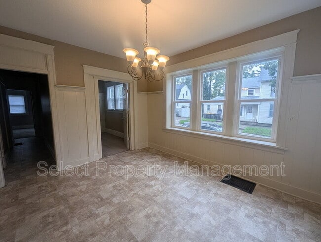 Photo - 347 W Williams St