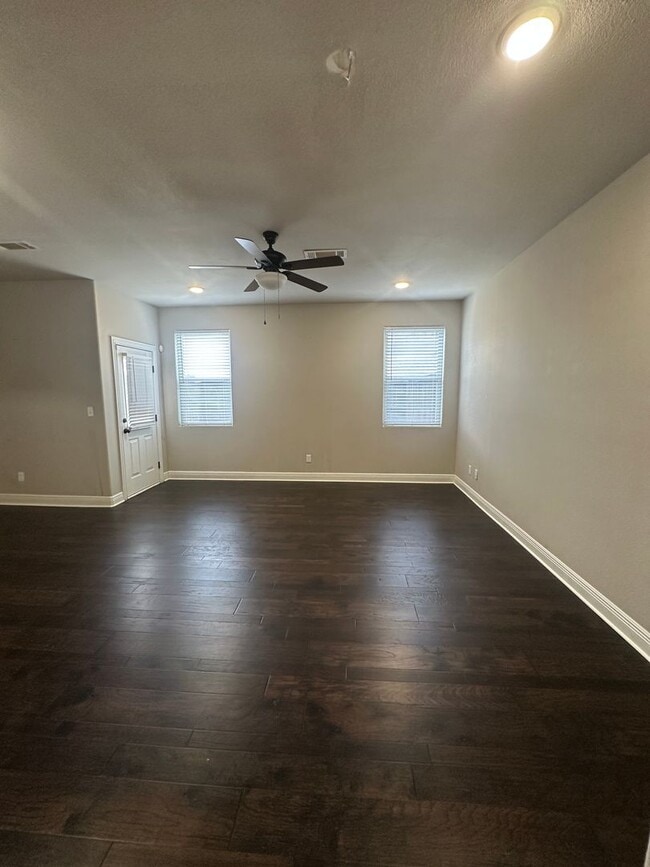 Photo - 5322 La Belle Town House